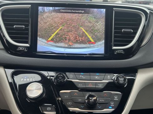 Used 2024 Chrysler Pacifica Touring-L image 14