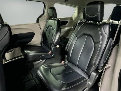 Used 2024 Chrysler Pacifica Touring-L FWD image 20