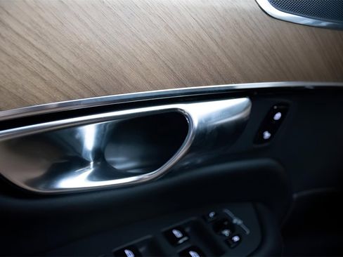 Certified 2025 Volvo XC90 T8 Plus w/ Protection Package Premier image 21