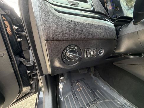 Used 2019 Chrysler 300 S AWD/4WD image 14