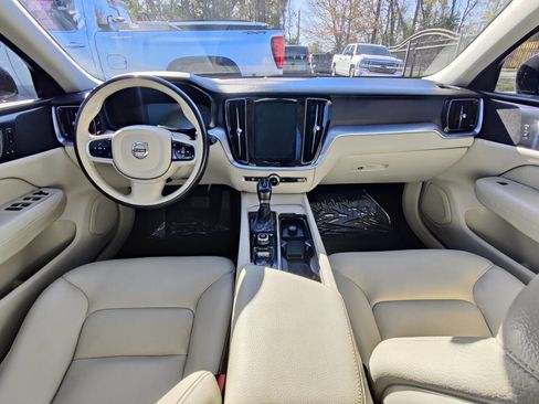Used 2019 Volvo S60 T5 Momentum w/ Premium Package image 8
