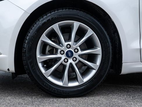 Used 2017 Ford Fusion SE w/ Fusion SE Technology Package image 10