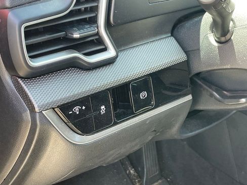 Used 2025 Kia Sportage LX image 6