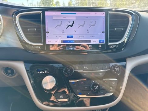 Used 2024 Chrysler Pacifica Touring-L FWD image 18