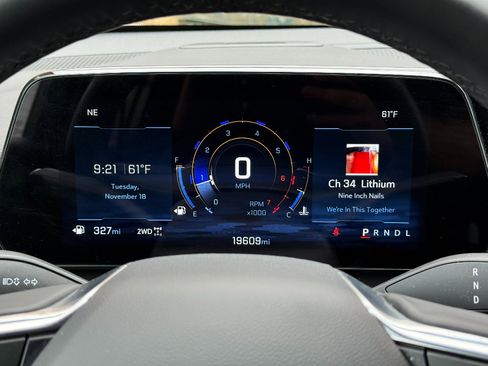 Used 2025 Chevrolet Equinox LT image 3