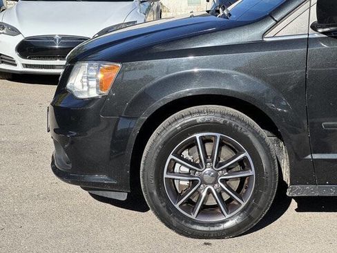 Used 2017 Dodge Grand Caravan SXT image 3