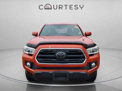 Used 2018 Toyota Tacoma TRD Sport image 9