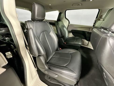 Used 2024 Chrysler Pacifica Select image 29