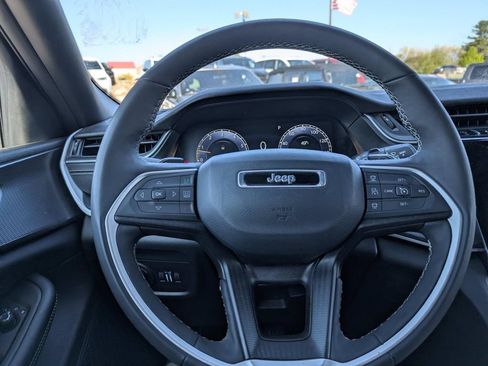 Used 2025 Jeep Grand Cherokee Altitude AWD/4WD image 18