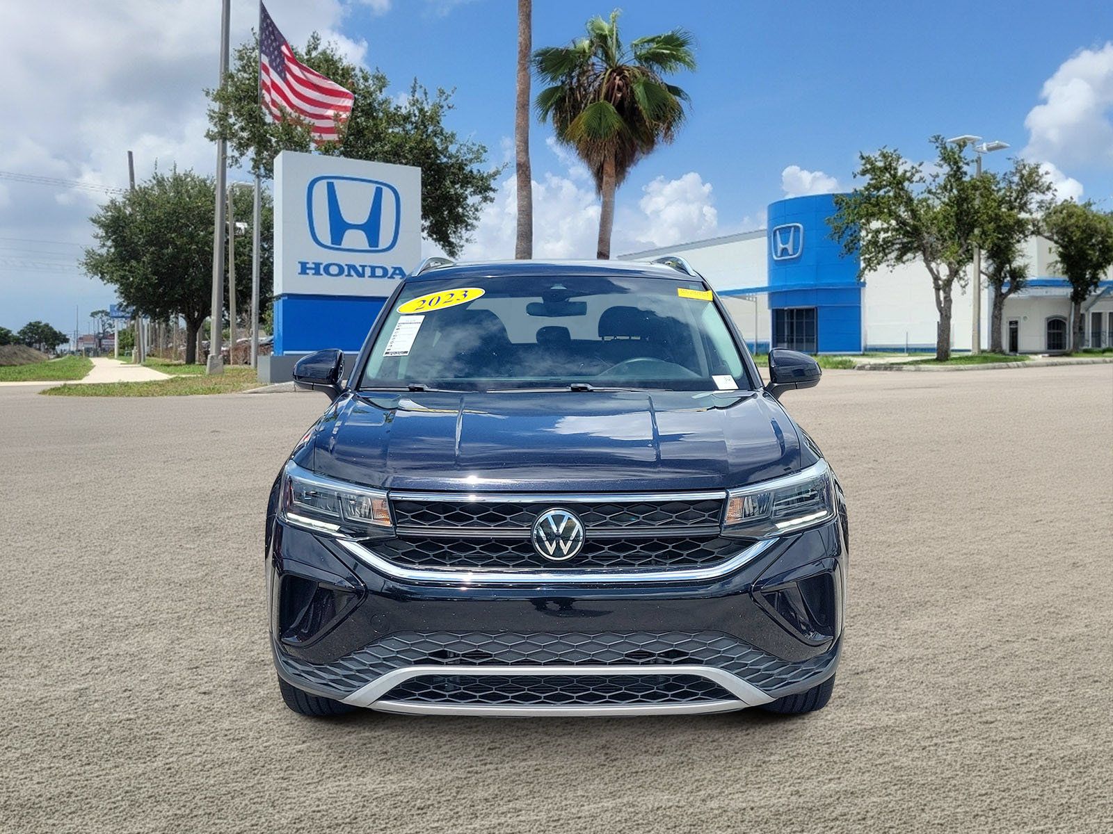 Used 2023 Volkswagen Taos SE w/ Panoramic Sunroof Package AWD/4WD image 2