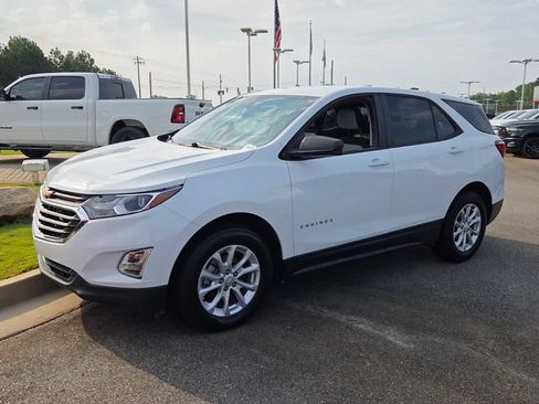 Used 2021 Chevrolet Equinox LS w/ LS Convenience Package AWD/4WD image 3
