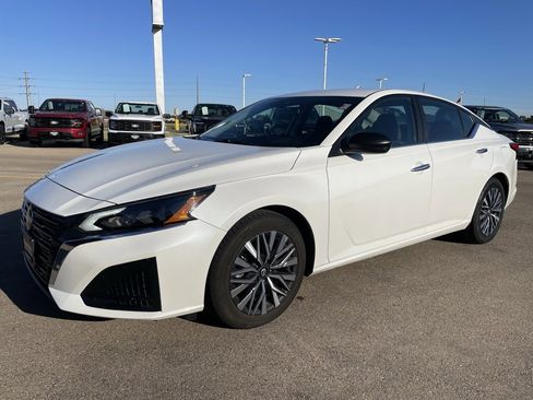 Used 2024 Nissan Altima 2.5 SV image 6