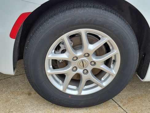 Used 2024 Chrysler Pacifica Touring-L FWD image 5