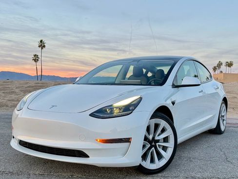 Used 2023 Tesla Model 3 Standard Range image 1