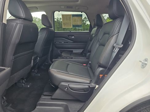 Used 2023 Nissan Pathfinder SL w/ SL Premium Package AWD/4WD image 17