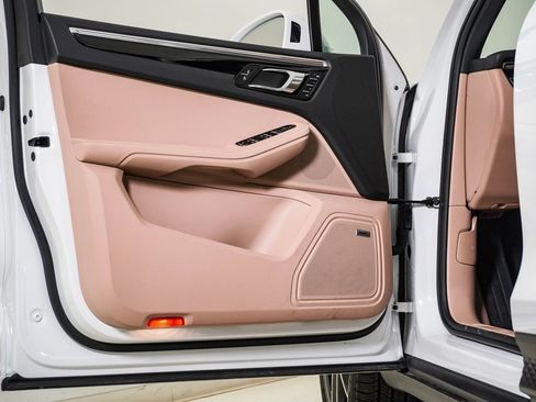 Certified 2025 Porsche Macan image 25