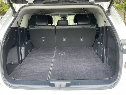 Used 2022 Toyota Highlander XLE AWD/4WD image 7