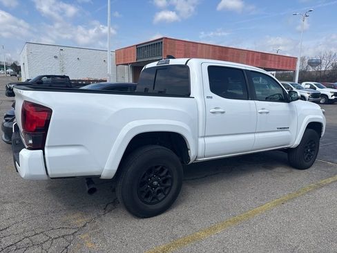 Used 2022 Toyota Tacoma SR5 w/ Technology Package image 3
