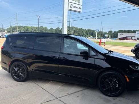 Used 2025 Chrysler Pacifica Limited w/ Uconnect Theater Family Group FWD image 7