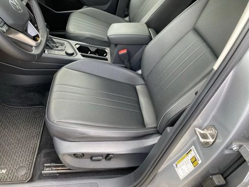 Used 2023 Volkswagen Tiguan SE w/ Panoramic Sunroof Package AWD/4WD image 17