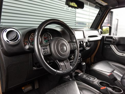 Used 2015 Jeep Wrangler Unlimited Sahara w/ Connectivity Group AWD/4WD image 17