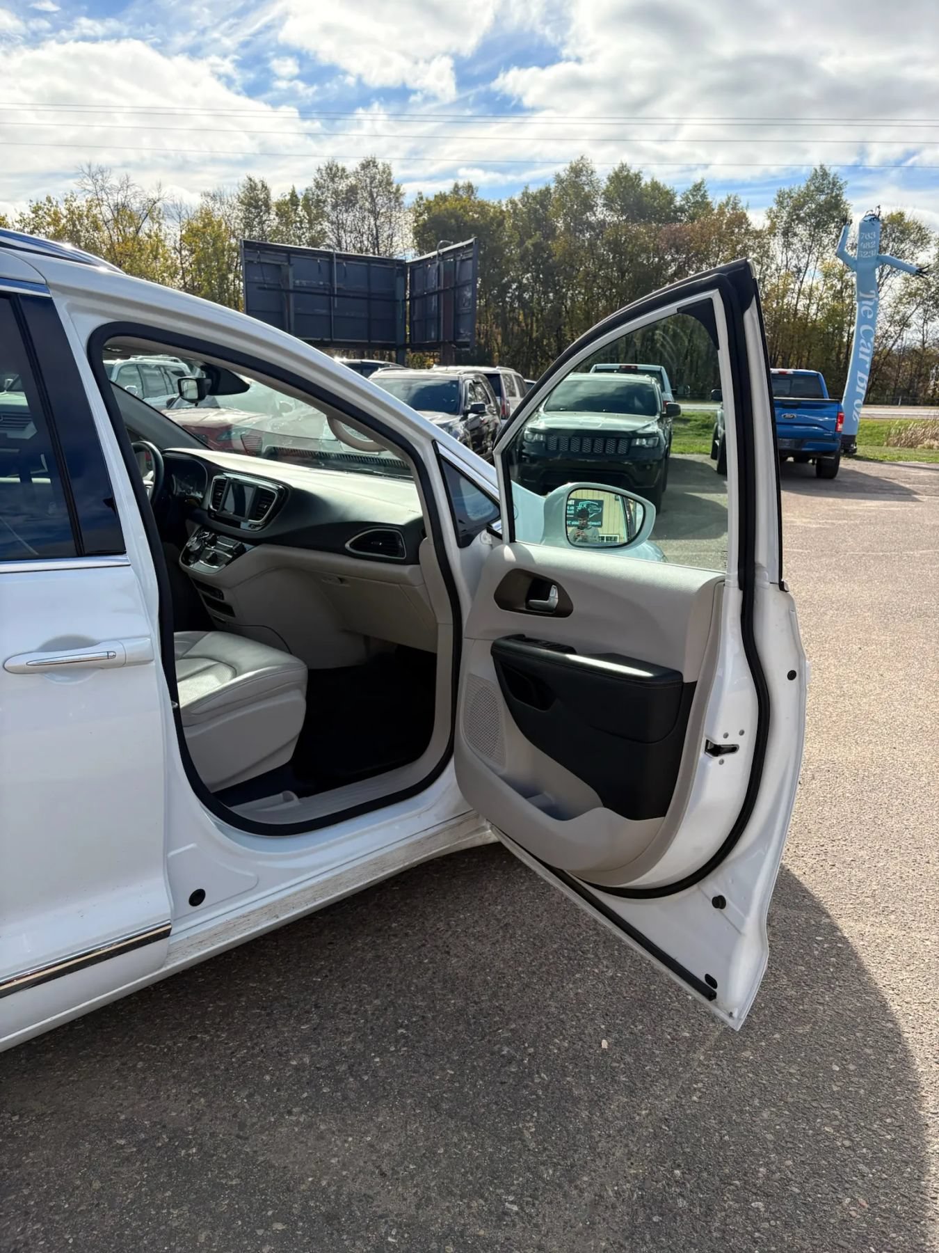 Used 2018 Chrysler Pacifica Touring-L FWD image 29