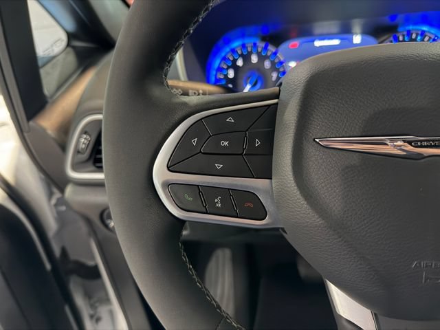 Used 2026 Chrysler Pacifica Select FWD image 18