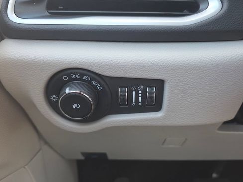 Certified 2024 Chrysler Pacifica Touring-L FWD image 34