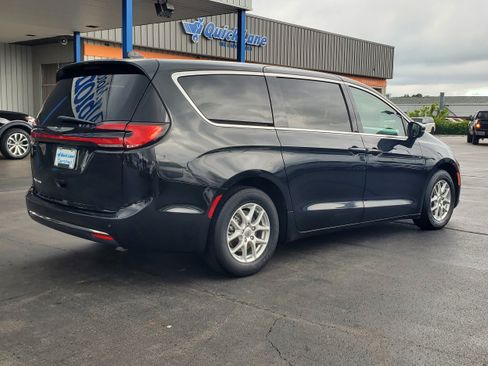 Used 2023 Chrysler Pacifica Touring-L FWD image 4