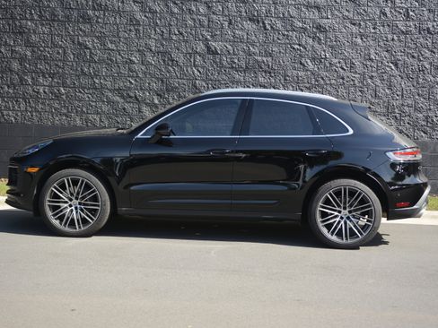 Certified 2026 Porsche Macan AWD/4WD image 2
