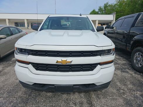 Used 2019 Chevrolet Silverado 1500 Custom w/ Custom Convenience Package AWD/4WD image 2