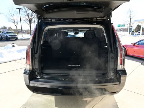 Used 2017 Cadillac Escalade ESV Luxury image 45