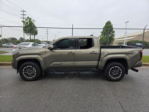 Used 2024 Toyota Tacoma TRD Sport AWD/4WD image 4