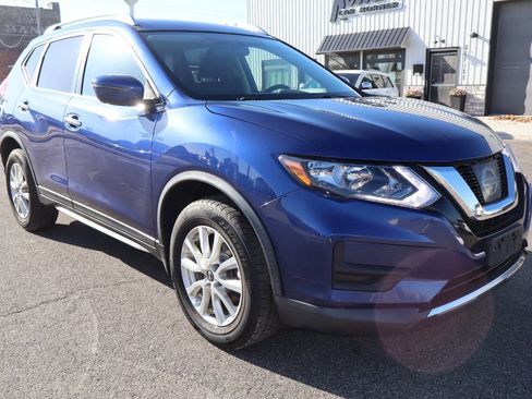 Used 2017 Nissan Rogue SV image 2