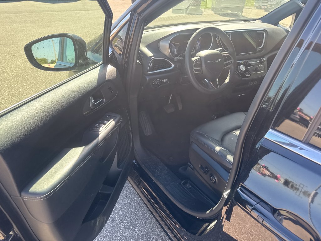 Used 2025 Chrysler Pacifica Select FWD image 7
