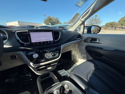 Used 2023 Chrysler Pacifica Touring-L image 15