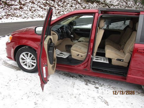 Used 2016 Dodge Grand Caravan SXT w/ UConnect Hands-Free Group image 11