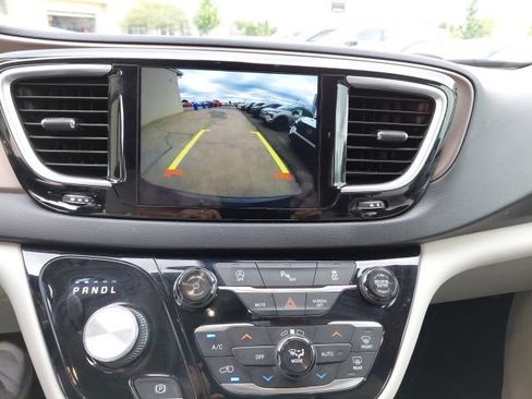 Used 2019 Chrysler Pacifica Touring-L Plus FWD image 20