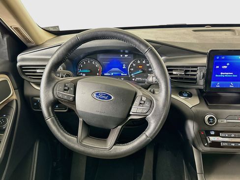 Used 2020 Ford Explorer XLT w/ Comfort Package RWD image 18
