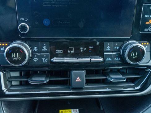 Used 2025 Toyota Highlander XLE image 20