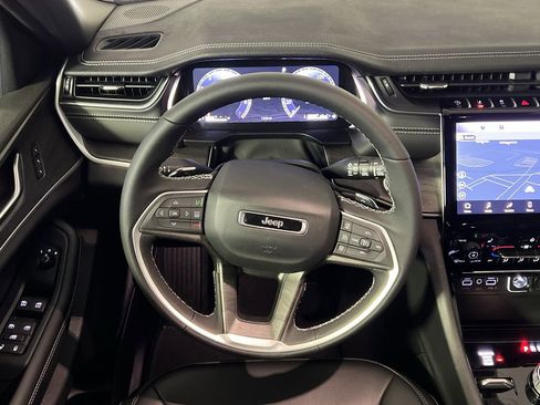 Used 2025 Jeep Grand Cherokee Limited image 29