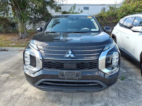 Used 2023 Mitsubishi Outlander ES image 2