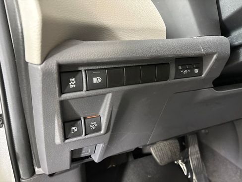 Used 2024 Toyota Sienna XLE FWD image 9