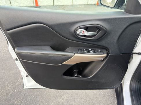 Used 2018 Jeep Cherokee Limited image 13