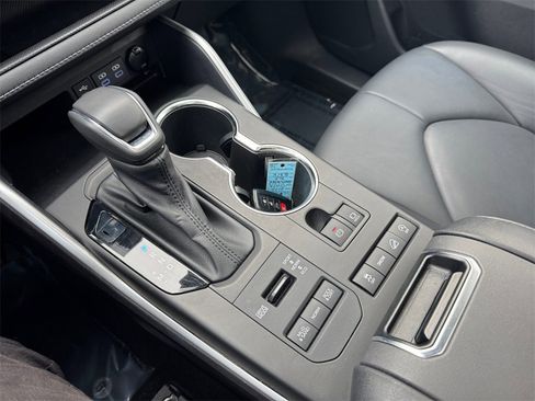 Used 2022 Toyota Highlander XLE image 23