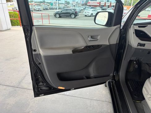 Used 2019 Toyota Sienna XLE w/ XLE Navigation Package AWD/4WD image 9