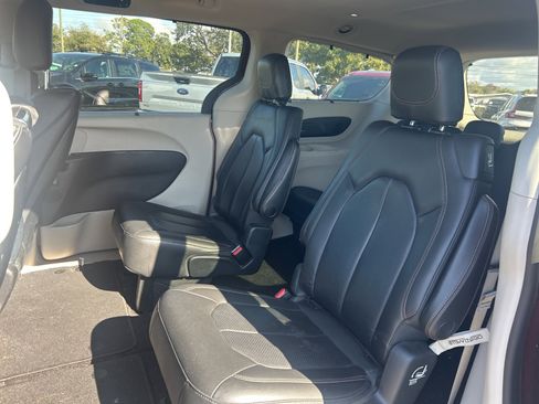 Used 2018 Chrysler Pacifica Touring-L Plus image 10