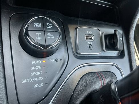 Used 2019 Jeep Cherokee Trailhawk AWD/4WD image 23