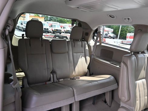 Used 2014 Chrysler Town & Country Touring FWD image 36