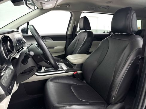 Used 2022 Kia Carnival LX FWD image 19